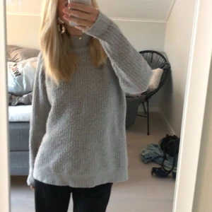 Grå stickad tröja - Super härlig och skön tröja, säljer den då jag inte passar i grå plagg och därför inte kommer till användning längre. Gott skick!