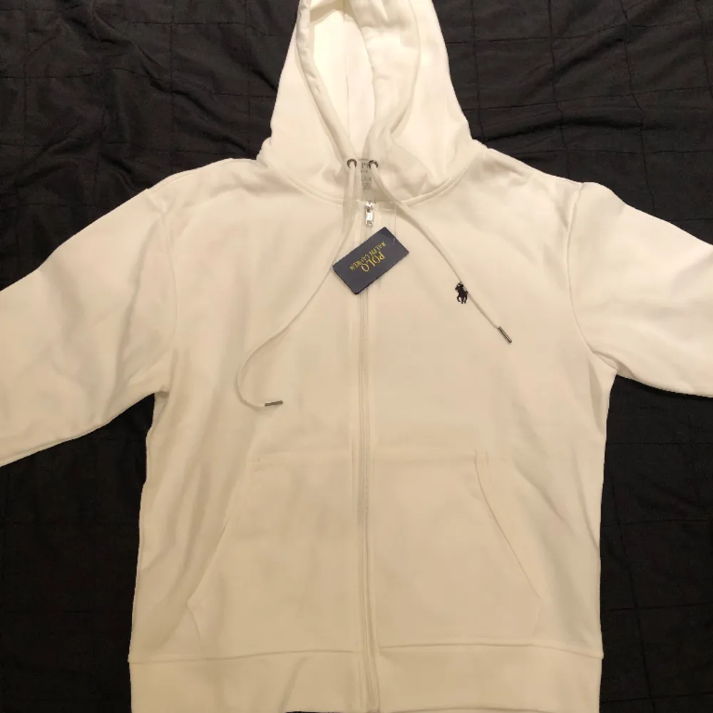 Vit Ralph Lauren tracksuit i storlek M. Priset kan diskuteras. . Hoodies.