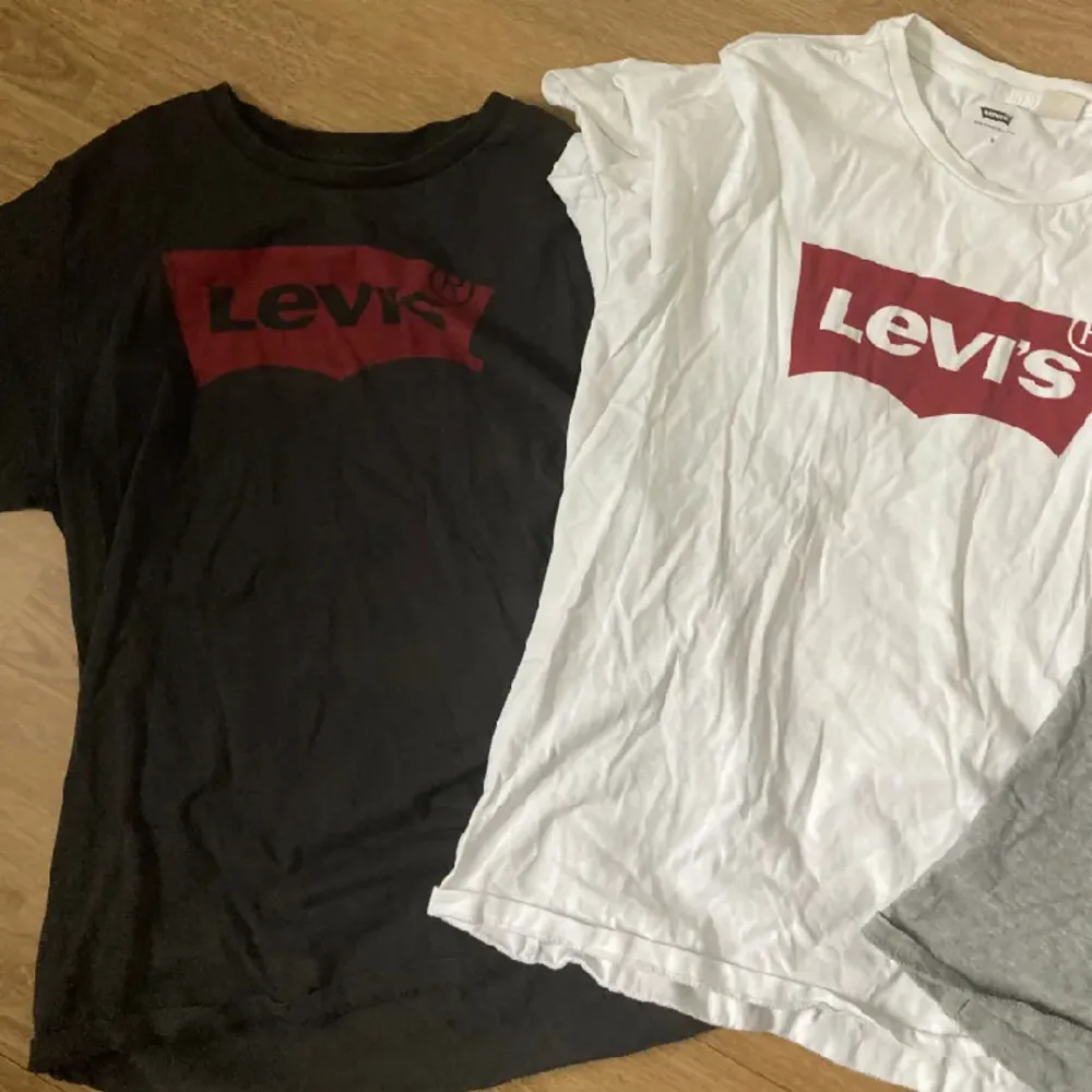Säljer dessa tröjor från Levis ❤️ Köpta på zalando och Hede fashion outlet 🫶🏻 I använt skick och därav det låga priset 🙌. T-shirts.