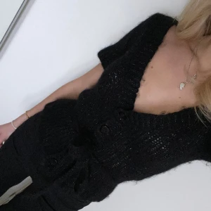 Kortärmad kofta - Superfin kortärmad kofta med knappar och knytning från märket Zoul🥰