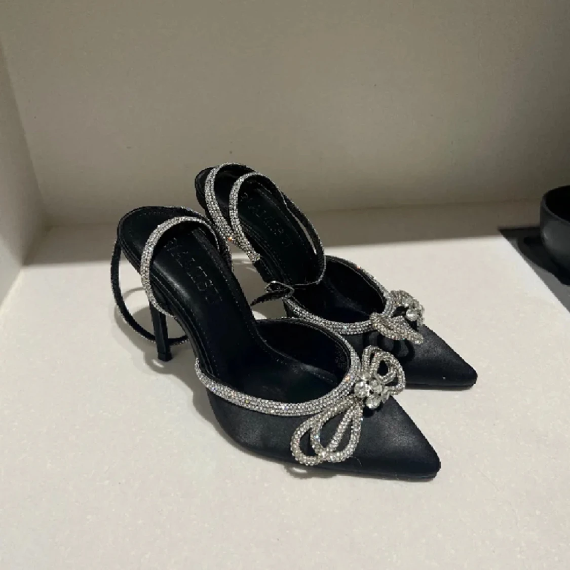 Klackskor med glitterrosett  - 90