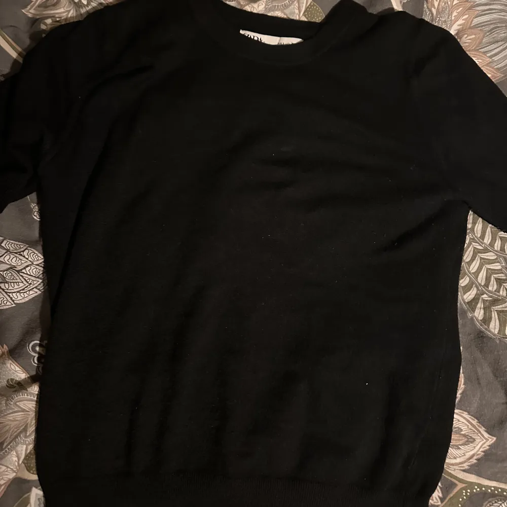 Säljer denna så snygga svarta stickade t-shirten från Zara💕 I väldigt bra skick! Kan gå ner i pris vid snabb affär. T-shirts.