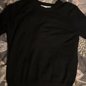 Stickad T-Shirt - Säljer denna så snygga svarta stickade t-shirten från Zara💕 I väldigt bra skick! Kan gå ner i pris vid snabb affär
