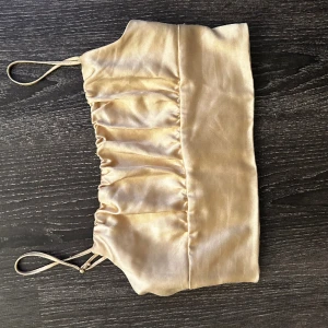 Beige söt topp från zara i beige satin  - Xs/s justerbar superfint skick 