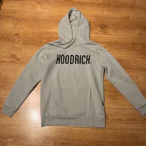 Fet hoodie från Hoodrich, jättebra skick inga hål eller fläckar. Storlek S. Säljer för 375 men priset kan sänkas vid affär. Vid fler frågor eller bilder kom privat