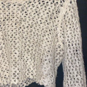Hålig y2k tröja  - ❣️Beige tröja med hål❣️den är croppad ❣️ vet ej storlek men skulle gissa på S❣️ 