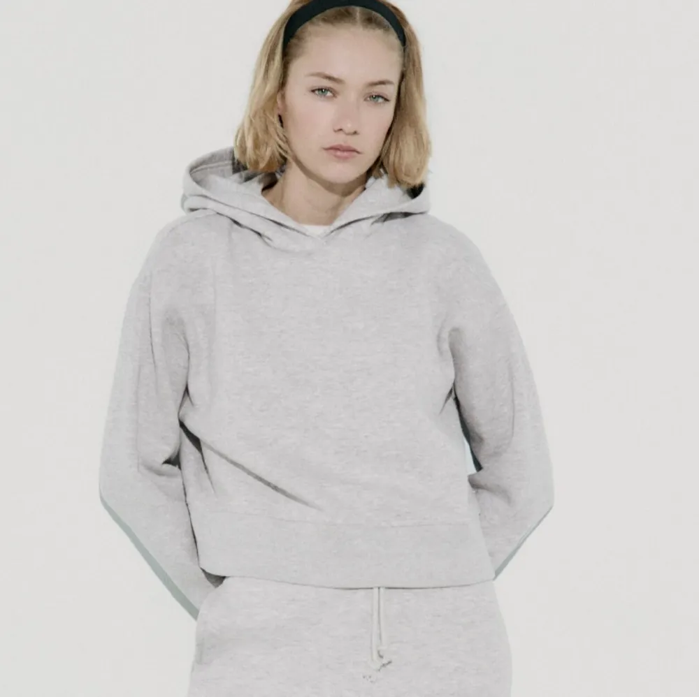Säljer grå hoodie från zara! Köpt ca 6 månader sen använd sparsamt!🩷frakt tillkommer! Köp för ca 350. Hoodies.