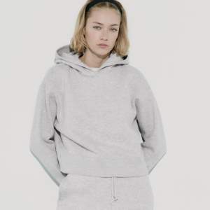 Säljer grå hoodie från zara! Köpt ca 6 månader sen använd sparsamt!🩷frakt tillkommer! Köp för ca 350