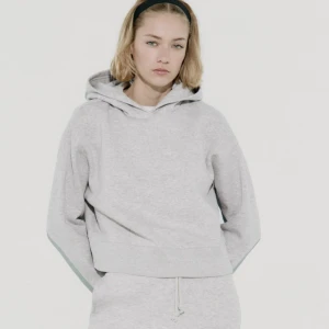 Tröja - Säljer grå hoodie från zara! Köpt ca 6 månader sen använd sparsamt!🩷frakt tillkommer! Köp för ca 350