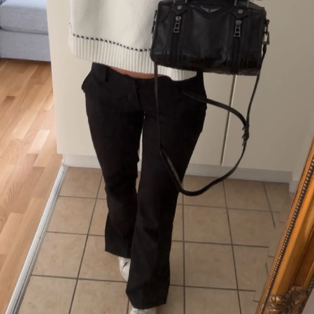 Säljer dessa lågmidjade kostymbyxor med slits från bikbok! Passar mig som vanligtvis har 34. Nyskick! 🫶🏼Säljer pga att jag har 2 likadana par till! . Jeans & Byxor.