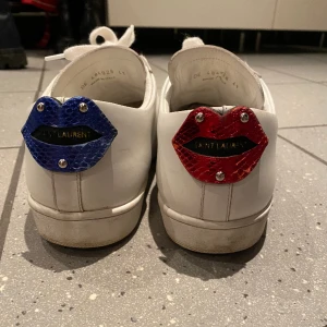 Ysl skor - Äkta skor från Yves Saint Laurent i storlek 41, men skulle säga att de passar 42 också. Säljer eftersom dom är lite för stora för mig. Priset kan diskuteras.