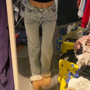Ljusblåa jeans  - Säljer mina monki jeans, snygga & sitter snyggt, men använder dom tyvärr inte. Jag har sytt in benen då jag tyckte dom va för vida från början!