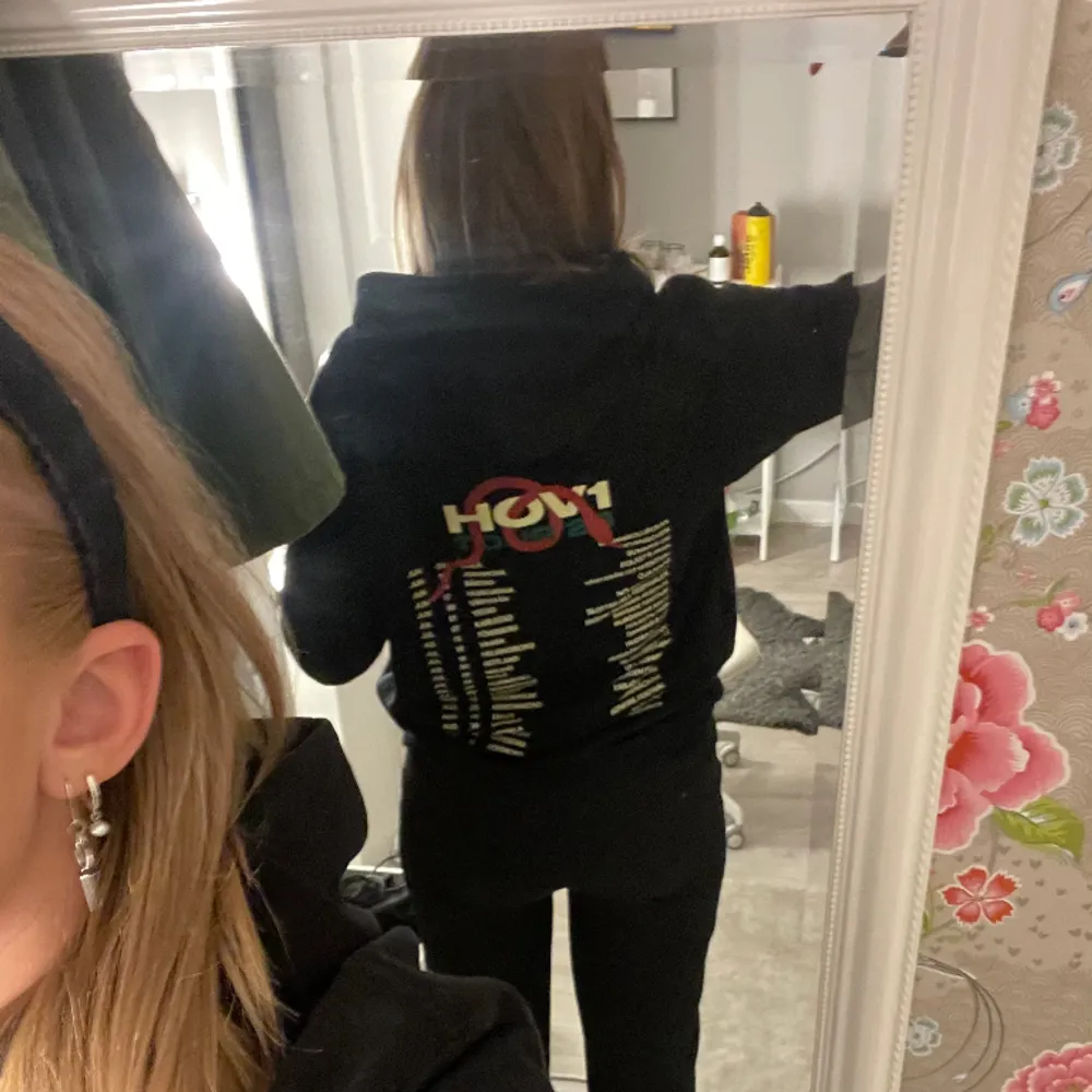 Säljer nu min as coola hov1 hoodie ifrån konserten i Göteborg i september. Använd ett fåtal gånger, bara att skriva om ni undrar något💗. Hoodies.