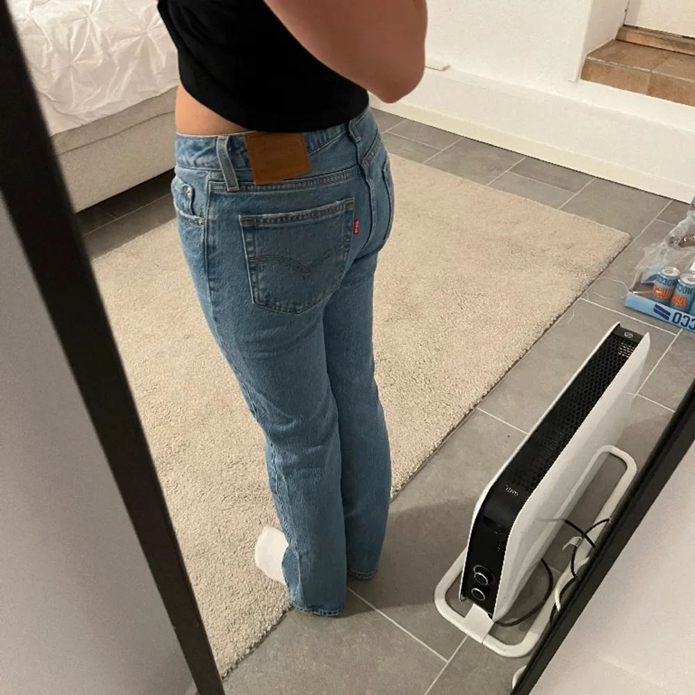 Lågmidjade jeans från Levis i modellen low pitch boot❤️sitter jättebra i längden på mig som är 166!!  i princip aldrig använda . Jeans & Byxor.