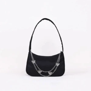 Svart väska  - Svart väska men kedja på! Knappt använd! Det går att ta av kedjan. Är mindre i verkligheten🥰