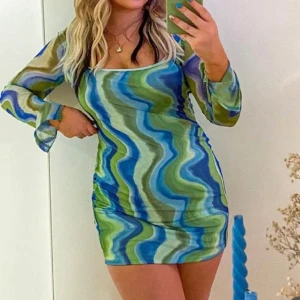 Klänning - Sjukt snygg klänning, använd endast en gång. Lånad bild från misslisebell!!