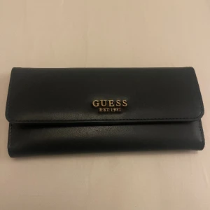GUESS PLÅNBOK  - Helt ny guess plånbok, kommer ej till användning tyvärr. Super bra fack för många kort eller annat. Kan användas som kuvert väska. 