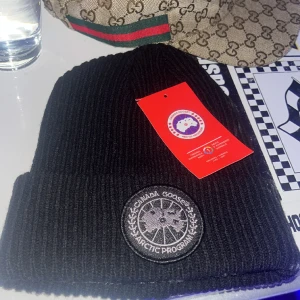 Canada goose mössa  - Säöjer nu min canna goose mössa  Dene skit varm perfekt inför vintern