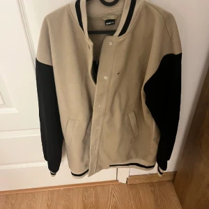Jacka  -   Ganska stor i storleken Aldrig använd 