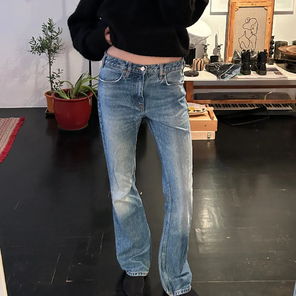 Utsvängda jeans i en vintage-blå tvätt. Slutsåld modell från Zara. Jeansen är lågmidjade och långa i benen på mig som är 180. Är i fint skick men säljer då de tyvärr blivit för stora. . Jeans & Byxor.