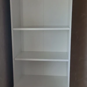 Bokhyla 62/190/32 - Jättefin bokhyla från Ikea till flicka eller pojke .Pris 800kr. mobil 0793537427. Välkommen 