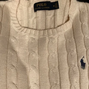 Polo Ralphlauren benvit stickad stl M - En fin kabelstickad Ralph lauren tröja som bär storleken M, dam nypriset ligger på runt 2000 8:10 skick