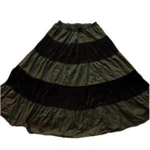 Fairycore Velvet kjol || Fairycore, Whimsical - 🖤 Grön fairycore/whimsigoth kjol i storlek S. 🐈‍⬛ Klicka på ”köp nu” för att köpa!  🕸️ Kolla in mina andra annonser 🖤