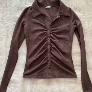 Brun skjorta - Brun skjorta från cubus. Superfint skick använd kanske 3 gånger! Köpt för 299kr. 