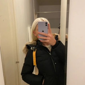 Parajumper Longbear  - Svart Parajumper Longbear, som ny, XXS men passar XS/S. Pris kan diskuteras