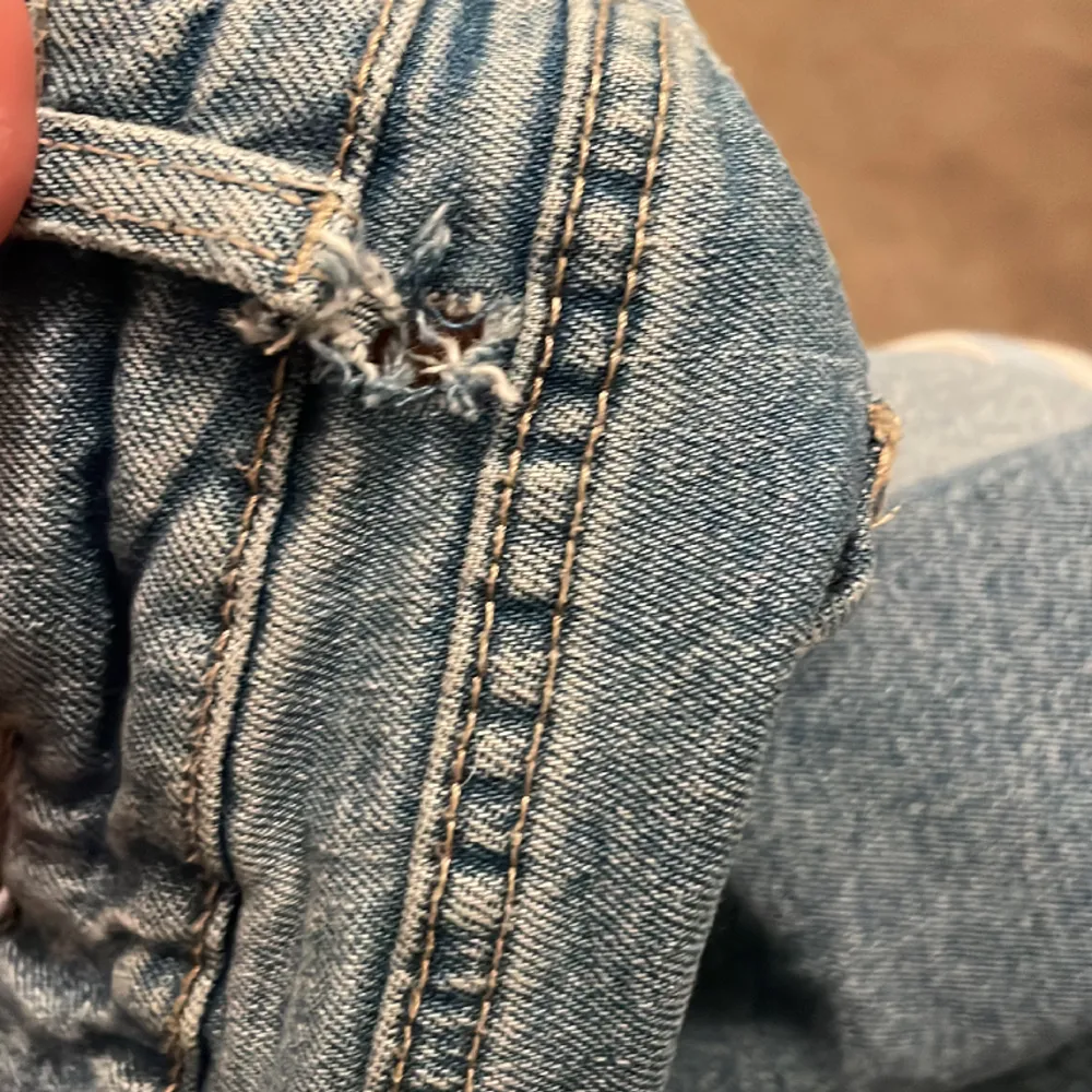 Super snygga Bershka jeans som är låg midja. Ett super litet hål, men det syns inte! . Jeans & Byxor.
