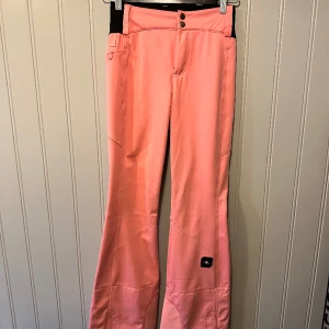 Skidbyxor  - Säljer mina rosa skidbyxor från O’neill pågrund av att de var för små. Köpta från zalando för ett år sedan över tusen kr. Hoppas de kan komma till användning. 
