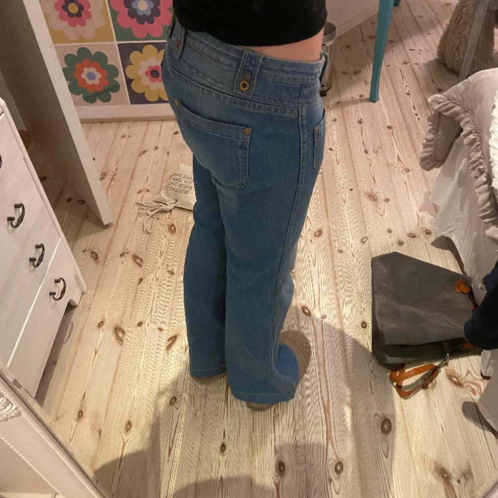 Coola blå utsvängda jeans som passar till mycket! Har vanligtsvis s/m i byxor. Skriv för fler bilder eller frågor:). Jeans & Byxor.