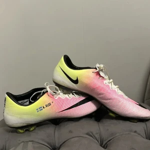 Mercurial Vapor X - Kristoffer Olsson - Äkta Mercurial Vapor X fotbollskor i använd skick men användes av Kristoffer Olsson i U21 EM-kval matchen mot Georgien 2016. 