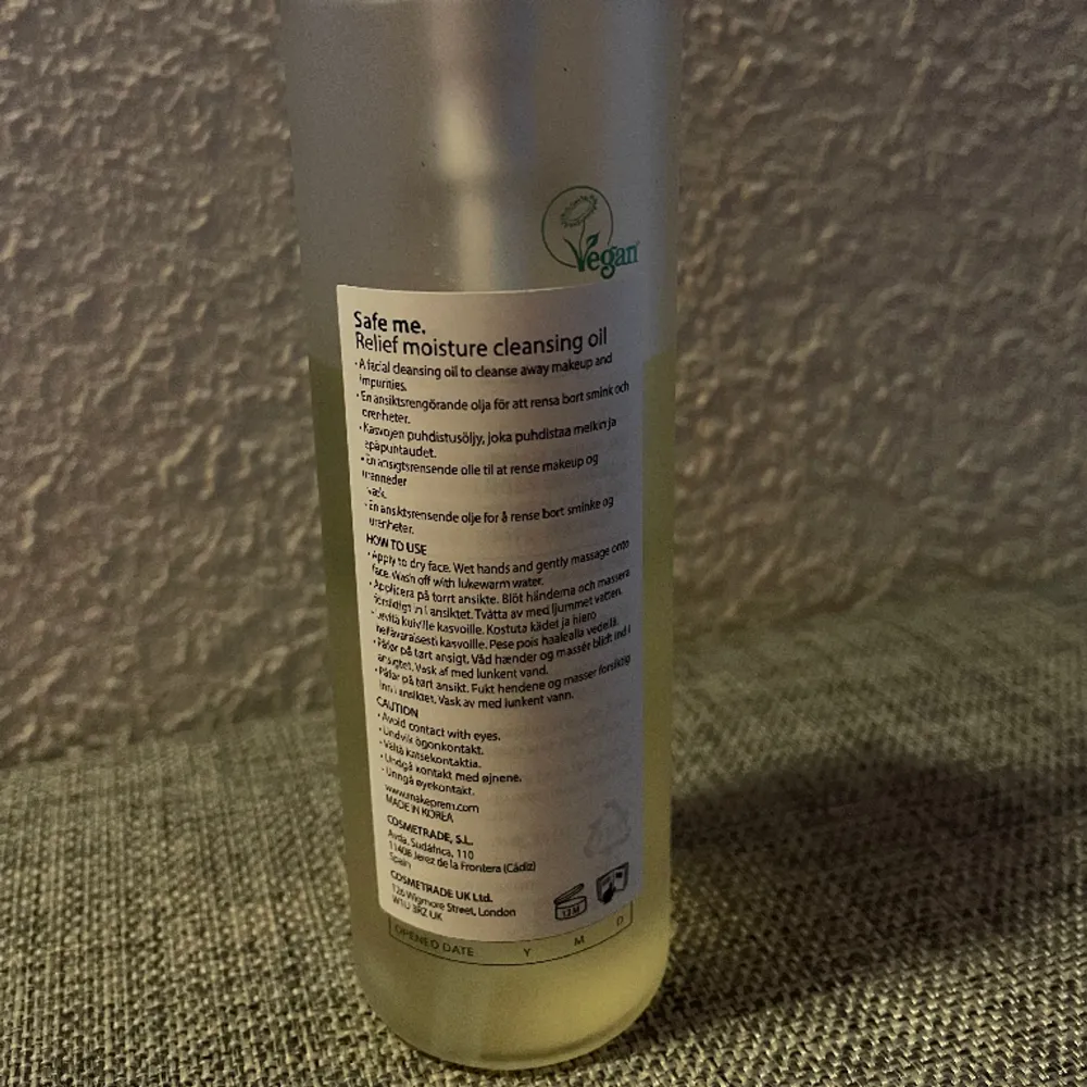 Säljer Make P:rem Safe Me Relief Moisture Cleansing Oil eftersom den ej funkade för min hy. Det är ca 2/3 kvar, tänkte kolla om nån vill köpa istället för att bara slänga🤗nypris 329kr. Övrigt.