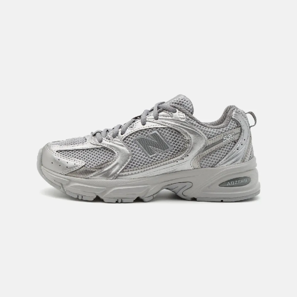 Säljer mina nya new balance 530 i silver. Aldrig använda. Inte riktigt min stil. . Skor.