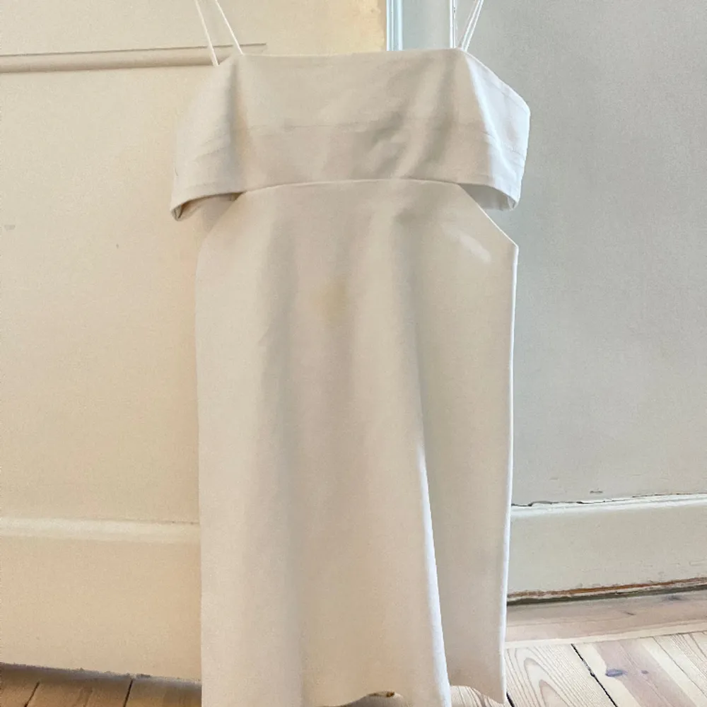 Säljer nu denna ur snygga vita klänningen från zara som inte kommer till användning . Klänningar.
