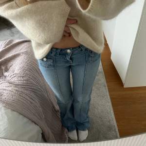 Säljer mina eftertraktade hm jeans! Älskar dem. Skriv för för fler bilder!!