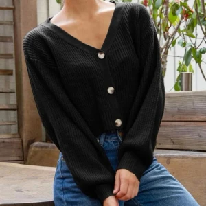 Svart stickad kofta - Svart croppad stickad kofta i Stl M, aldrig använd 