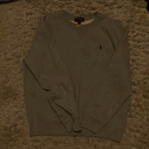 Ralph lauren tröja - Fett Ralph lauren tröja som säljes väldigt billigt eftersom den vita färgen på den