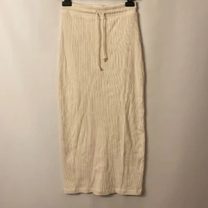 Vit längre kjol - Vit ribbad längre kjol. Har klippt bort lapparna men märke är Zara och de är storlek S. 