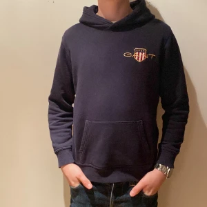 Gant Hoodie - Hoodie från Gant | Storlek: Xs - Skicket på hoodien är väldigt bra utan defekter - Mitt pris: 99kr - Nypris: 1,299kr - Modellen är 168cm och väger 58kg
