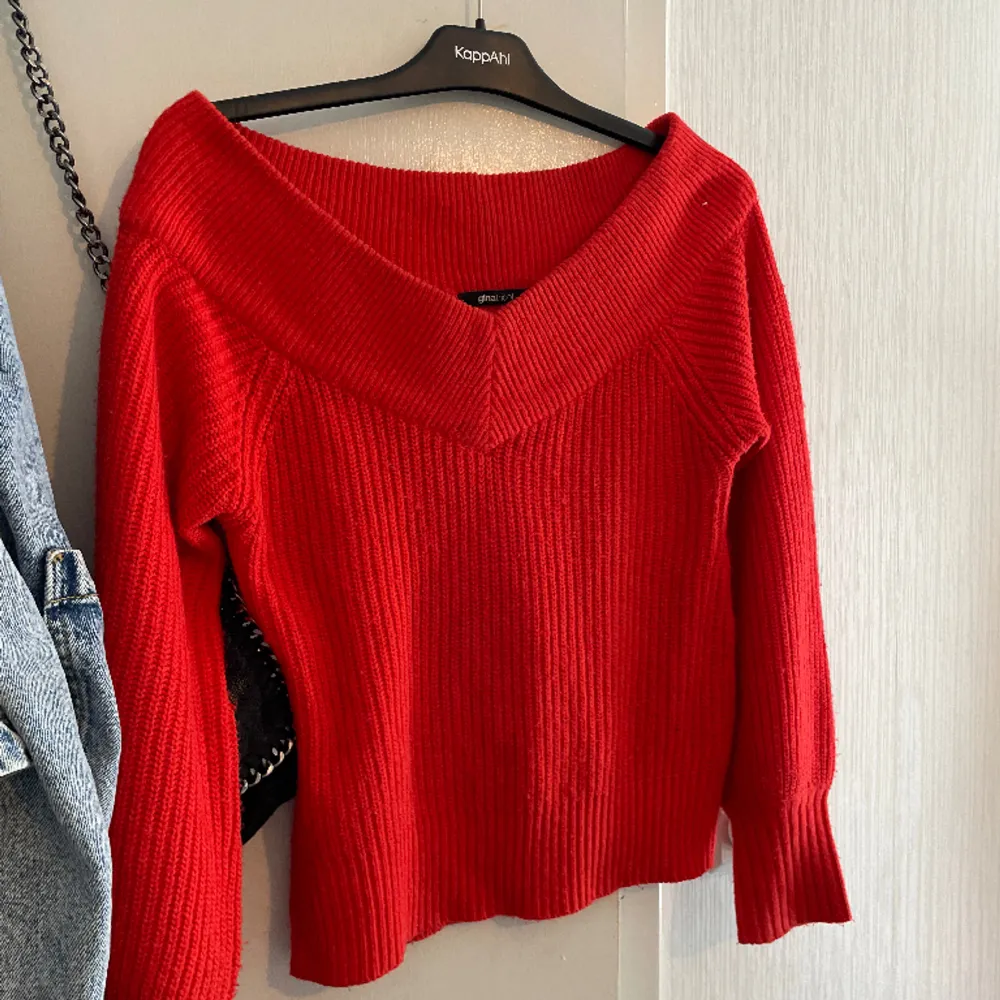 Jätte fin röd stickad tröja som går över axlarna lite, alltså off shoulder. Perfekt till julen❤️. Tröjor & Koftor.