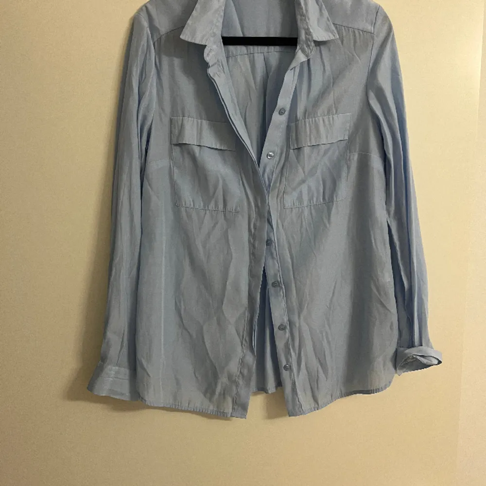Blå skjorta från Lindex. Aldrig använd dock utan prislapp. . Skjortor.