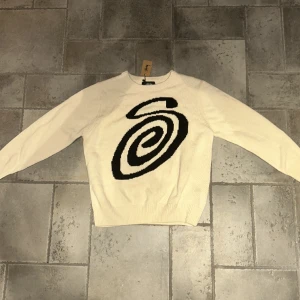 Stussy  - Inte använd en enda gång då den var för liten. Storleken är M men skulle säga att om man vill ha en mer oversized fit så passar denna bättre för dem som har storlek S i vanliga fall då den är lite tajt i armarna för mig och jag har M.