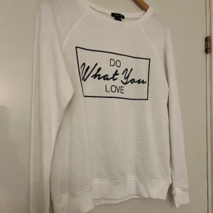 Vit sweatshirt - Jumper med tryck ”do what you love”.  Aldrig använd.