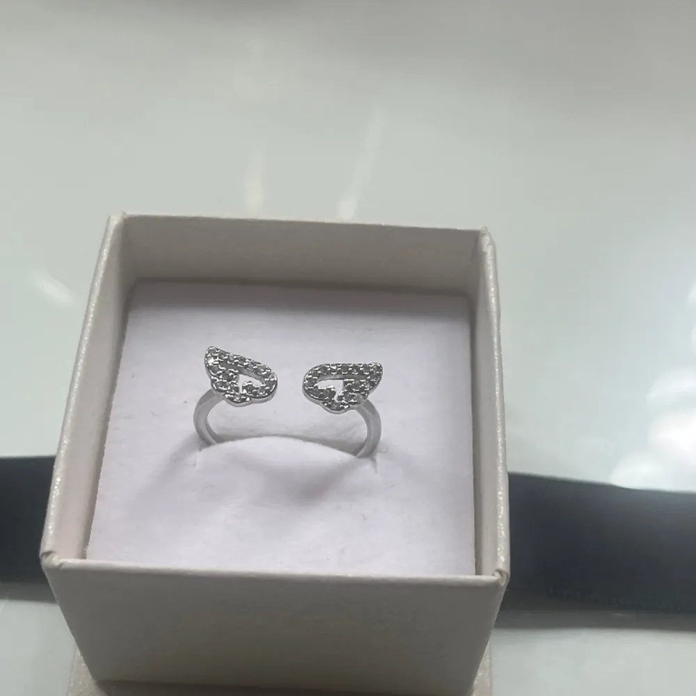 Fin rostfri justerbar ring i färgen silver💖som tyvärr inte kommer till användning Skriv vid intresse . Övrigt.