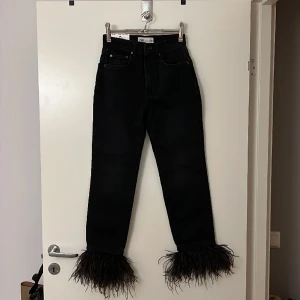 Zara jeans med fjädrar - Säljer ett par superfina jeans från zara med fjädrar vid anklarna. Fjädrarna går att ta av. Dom är helt oanvänd och i storlek 34. Säljer för 200kr + frakt 
