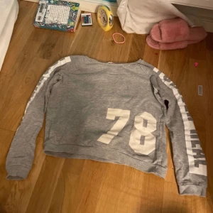Tjocktröja grå - Grå tröja med lite glitter detaljer ( siffran 78, texten på ärmen…) jättefin och perfekt i julklapp 