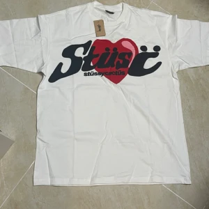 Stussy Tshirt - Stussy Thshirt i storlek M, äkta och har även kvitto. Säljs pga att det nt är min stil längre och vill hellre ha pengar för den än att den ska ligga i garderoben bara💞