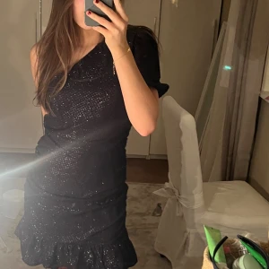 Svart glitter klänning - Säljer denna fina nyårs klänning i storlek s med prislappen kvar, endast testad! Säljer pga den är lite för stor på mig